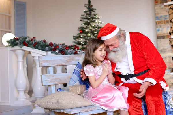 Girando niña y alegre Santa Claus . — Foto de Stock