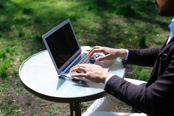 Freelancer haciendo trabajo online en laptop — Foto de Stock