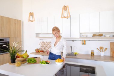 Güzel kız poz ve yiyor patates cipsi, tribünlerde ki ortasına