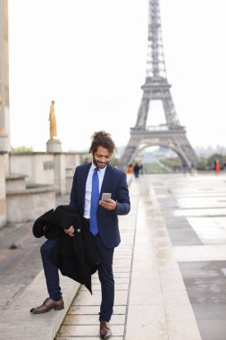 Arap işadamı yanında Eiff yakınındaki smartphone ile ortak savunarak