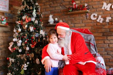 Güçlü kucaklama kız mutlu kadın çocuk ve Santa CIA arasındaki
