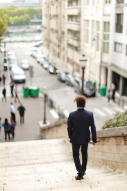 Gazete adımlarla yürürken yakışıklı mix kan adam.