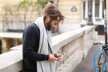 Çekici karışımı kan çocuk kızla yanında smartphone e ile sohbet