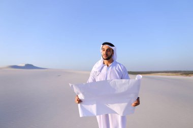 Ciddi genç Arap işadamı inşaat planı, st dikkate alınarak