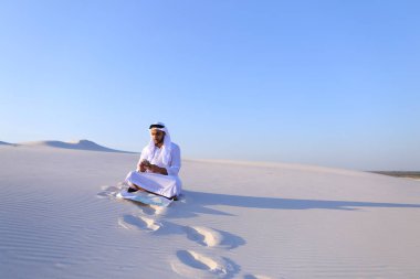 Başarılı Şeyh işadamı smartphone cep telefonu ile bu ile iletişim kurmak için kullandığı