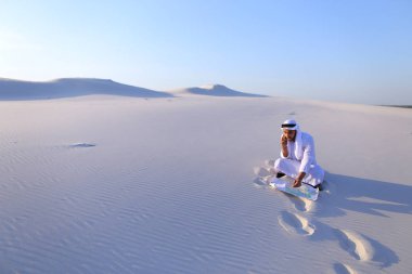 Başarılı Şeyh işadamı smartphone cep telefonu ile bu ile iletişim kurmak için kullandığı