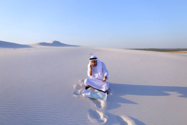 Başarılı Şeyh işadamı smartphone cep telefonu ile bu ile iletişim kurmak için kullandığı