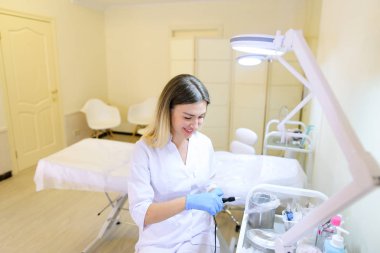 Profesyonel kadın microblading master araçları iş için hazırlar.