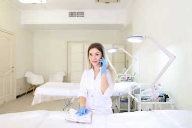 Güzel kadın microblasting ana hücre diyalog yürütmektedir