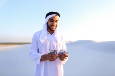 Başarılı Arap Şeyh banknot olarak görüyor ve mutlu, ben ayakta