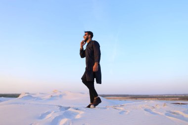 Yakışıklı erkek Arap işadamı görüşmelerde hücresel iş pro, s