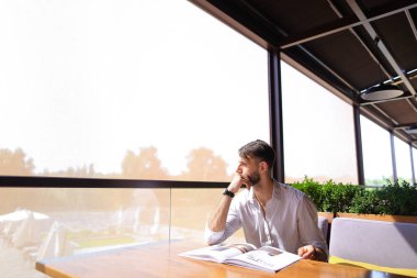 Ferah Editör gösteren onaylama geste.