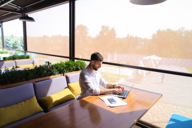 Laptop ile çalışan ve istemci o ile sohbet beyaz Emlak