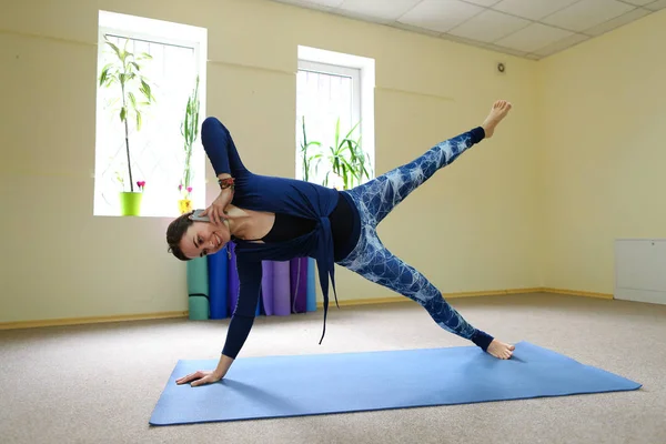 Empresaria estudia ejercicios básicos de yoga en curso online . — Foto de Stock