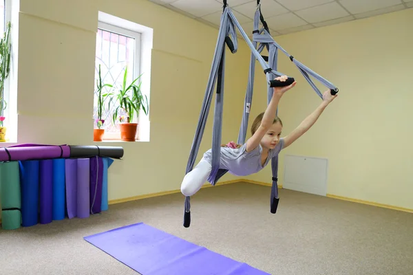 Malá holčička se provádí ve vzduchu akrobatické prvky. — Stock fotografie