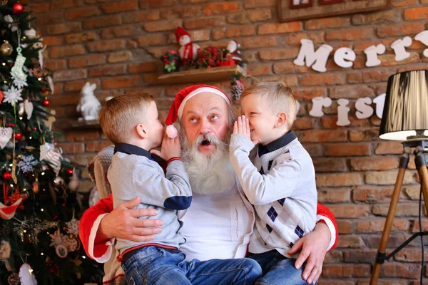 Happy boys irmãos simultaneamente sussurrar no ouvido do Natal — Fotografia de Stock