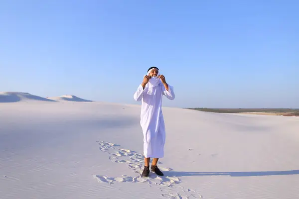 Щаслива людина Арабські прогулянки в середині білої пустелі і користується життя o — стокове фото