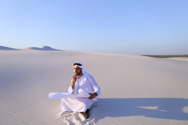 Homme d'affaires cheikh entreprenant assis avec du papier blanc dans — Photo