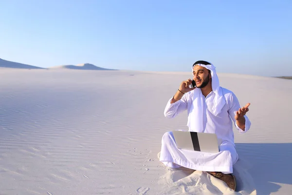 Guapo árabe chico mujer de negocios llamando a socio de negocios sitt —  Fotos de Stock