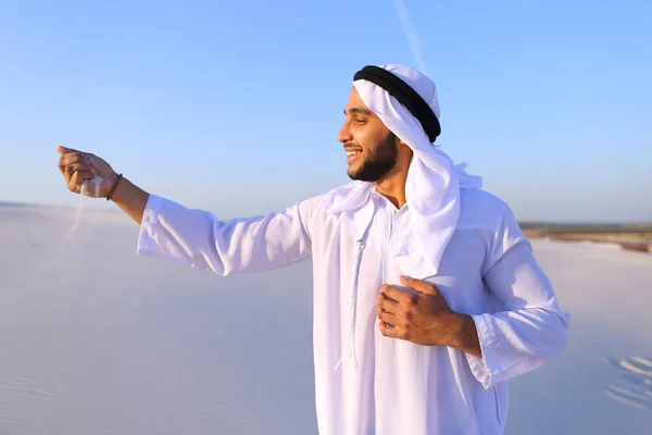 在晴朗的夏天下午沙漠的穆斯林男子的画像 — 图库照片