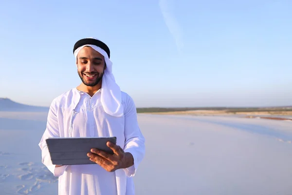 Успішний бізнесмен Аравійська тримає в руках і використовує планшет, s — стокове фото