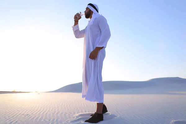 El aliento de la frescura de los hombres musulmanes en medio del clima seco de s — Foto de Stock