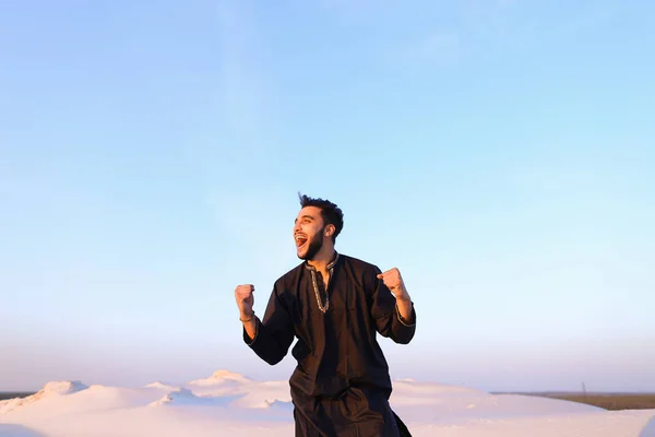 Glückliches Porträt des männlichen Arabers, der lächelt und sich des Lebens erfreut, st — Stockfoto