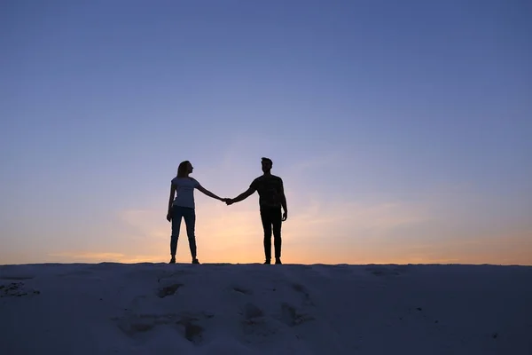 Gli amanti si tengono le braccia e vorticano sulla collina sabbiosa nel deserto su — Foto Stock