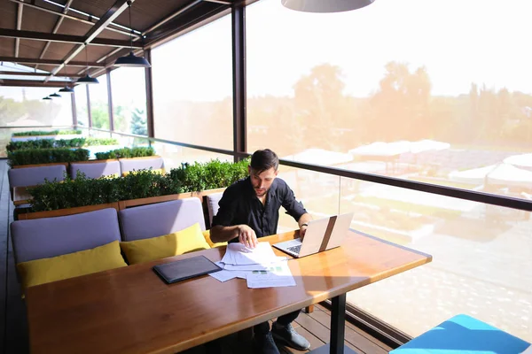 Freelance tekstschrijver herschrijven tekst op laptop aan café tafel. — Stockfoto