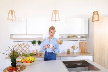 Sabah c tadını mutfak ve uzanıyor, güzel kız yürüyor