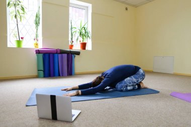 Yeni anne omurga ağrısı yeniden yaşamak için yoga sınıfı kullanın