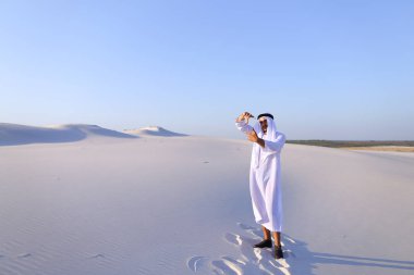 Görkemli genç Şeyh güzel f yakışıklı ayarı için arıyorsunuz