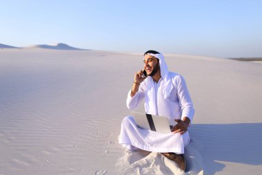 Yakışıklı olan Arap işkadını iş ortağı dikkat calling
