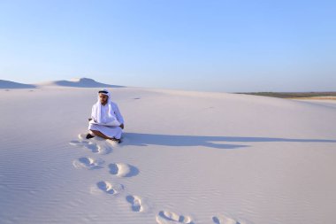 Ciddi genç Arap işadamı inşaat planı, st dikkate alınarak