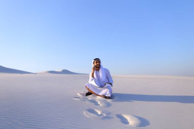 Mobil c ile koordine eder Müslüman tasarımcı adam portresi