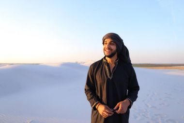 Mutlu adam Arap, çöl, gülümsüyor yürür ve li sahiptir