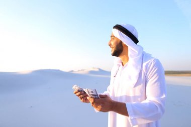 Başarılı Arap Şeyh banknot olarak görüyor ve mutlu, ben ayakta