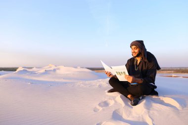 Erkek mimar belgeleri görünüyor ve sa'sı üzerinde oturur yakışıklı Arapça