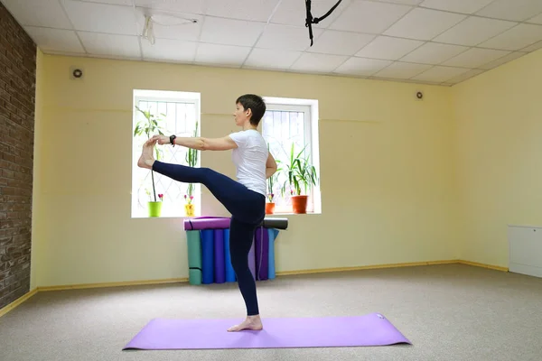 Menina bonita fazendo exercícios de alongamento e asanas de ioga . — Fotografia de Stock