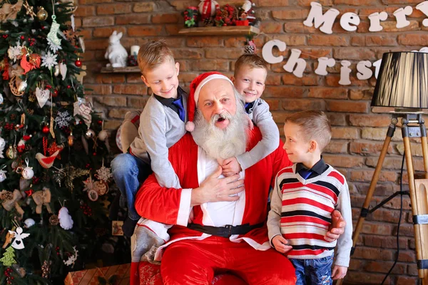 Papai Noel e irmãos enviar saudações para a câmera em lindamente — Fotografia de Stock