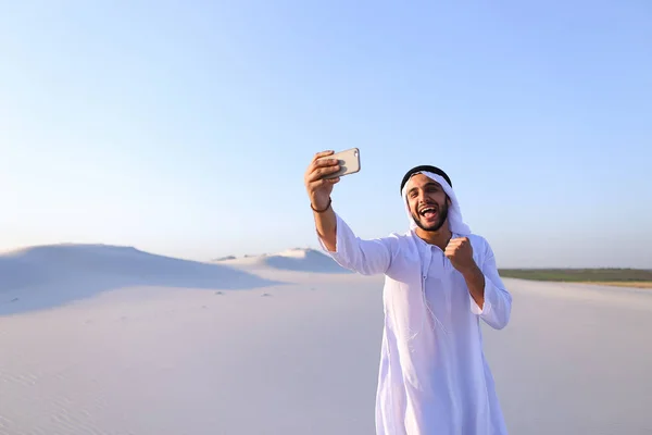 Porträt eines arabischen Scheichs mit einem Gerät, das in — Stockfoto