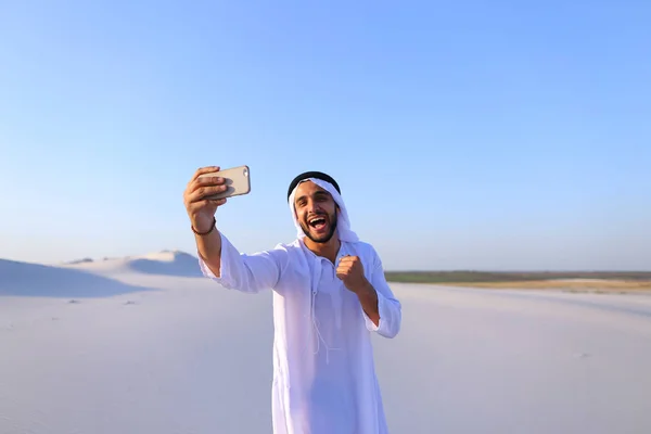 Porträt eines arabischen Scheichs mit einem Gerät, das in — Stockfoto