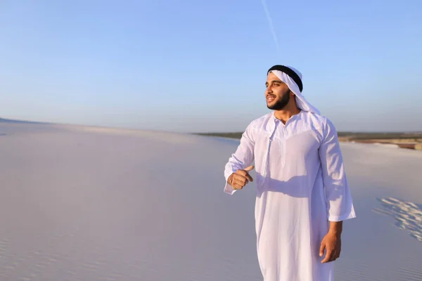행복 한 아랍 사람 백색 사막 중간에 산책과 즐기는 생활 o — 스톡 사진