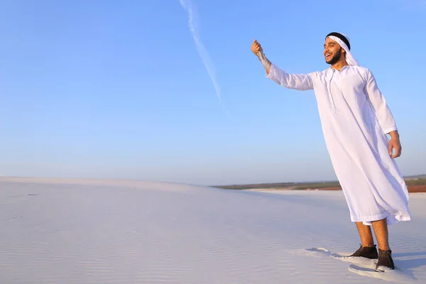 Retrato de homem muçulmano no deserto arenoso na tarde de verão clara — Fotografia de Stock