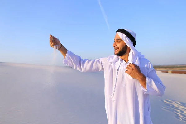 Portrait of Muslim man in sandy desert on clear summer afternoon — Stock Photo, Image