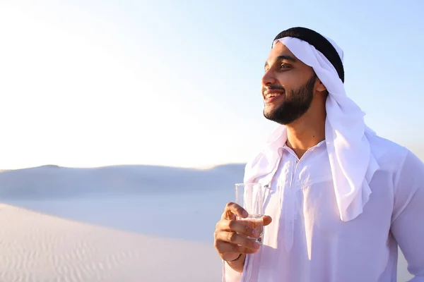 Breath of freshness of male Muslim in middle of dry climate of s — Stock Photo, Image