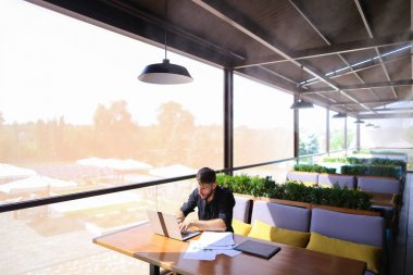 Cafe masa laptop metin yazarak metin yazarı.