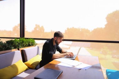 Serbest metin yazarı metin kafe masada dizüstü bilgisayarda yeniden yazmak.