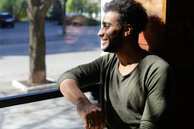 Komik şaka ve gülüyor, ağır çekim adam hatırladı.