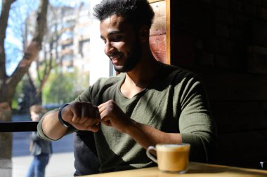 Modern avukat masaj saatime göre gönderme.